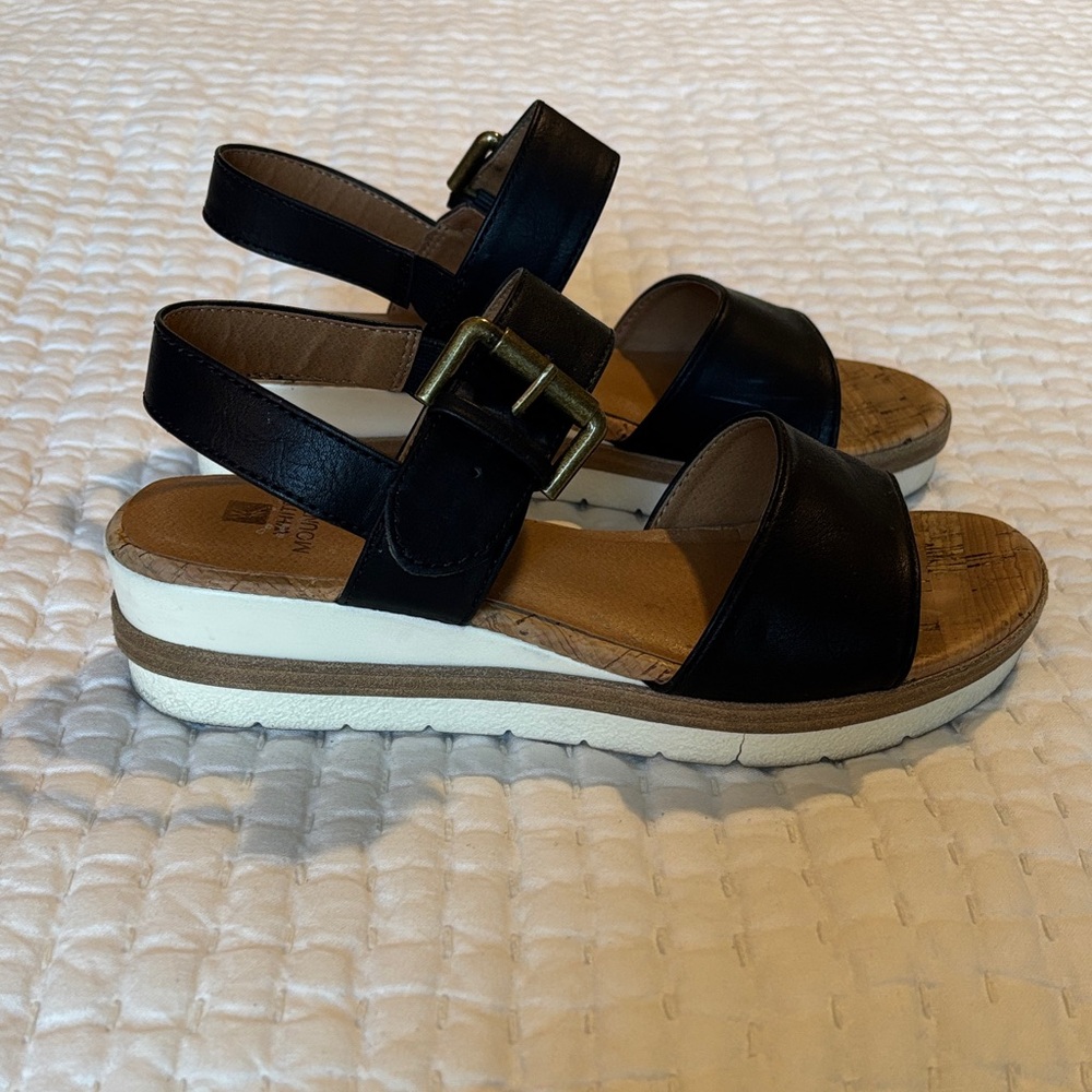 White Mountain Black Leather Sandals with Buckle